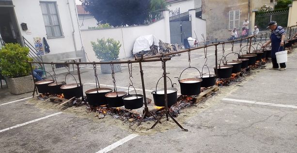 Un colpo al cuore della tradizione: rubate 25 "caudere" della fagiolata di Quarto Un colpo al cuore della tradizione: rubate 25 "caudere" della fagiolata di Quarto