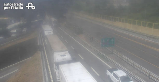 A10, camion si ribalta tra Arenzano e Pra': traffico bloccato verso Genova A10, camion si ribalta tra Arenzano e Pra': traffico bloccato verso Genova