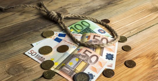 Soldi a strozzo a imprenditori: agente di commercio langarolo e artigiano di Alba alla sbarra