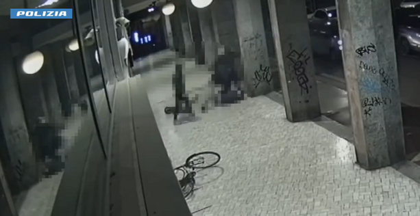 VIDEO. Calci e pugni a un ragazzo, bottigliate ad un automobilista e molestie ad una ragazza: arrestati a Gallarate due giovani per rapina aggravata