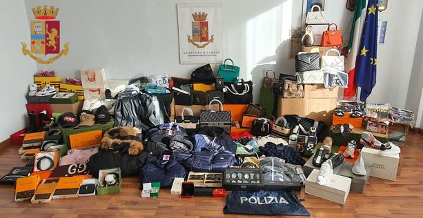 VIDEO. L'appartamento era una boutique abusiva: merce di lusso "taroccata" scoperta dalla polizia VIDEO. L'appartamento era una boutique abusiva: merce di lusso "taroccata" scoperta dalla polizia