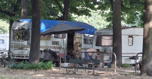 Parco Ruffini, il parcheggio diventa campeggio: “Situazione fuori controllo” [FOTO]