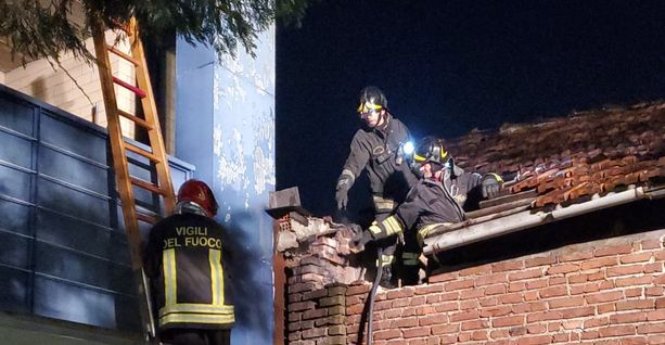 Va a fuoco l'edificio abbandonato tra corso Orbassano e strada del Portone Va a fuoco l'edificio abbandonato tra corso Orbassano e strada del Portone