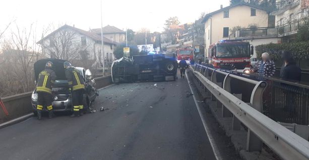 Violenta carambola tra un'auto e un furgone in viale Valganna: quattro persone ferite e traffico in tilt