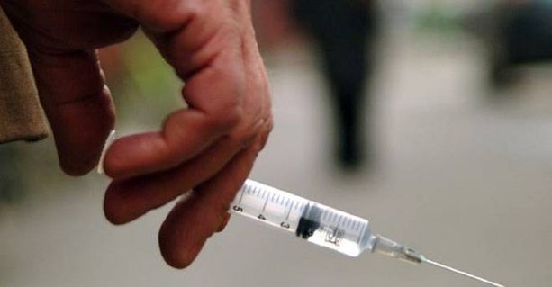 Tenta di scippare una donna al supermercato e minaccia la guardia giurata con una siringa