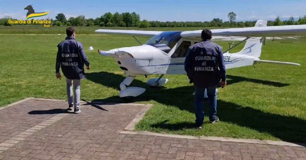 Sequestrati dalla Finanza 17 aeromobili per un controvalore di oltre 10 milioni di euro Sequestrati dalla Finanza 17 aeromobili per un controvalore di oltre 10 milioni di euro
