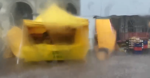 La forte pioggia mette a rischio i tendoni del mercato di Coldiretti e le 'vele' del Filadelfia (VIDEO)