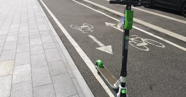 Minorenne spericolato a bordo del monopattino elettrico, lo fermano i vigili e finisce nei guai