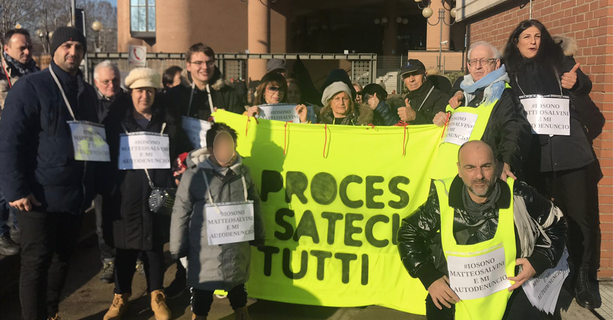 “Processateci tutti, noi siamo Matteo Salvini”: a Torino sit-in di solidarietà al leader leghista “Processateci tutti, noi siamo Matteo Salvini”: a Torino sit-in di solidarietà al leader leghista