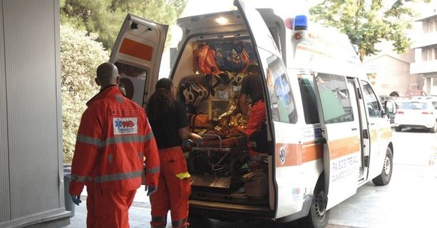 Auto finisce fuori a Casorate Sempione: ferite due ragazze Auto finisce fuori a Casorate Sempione: ferite due ragazze