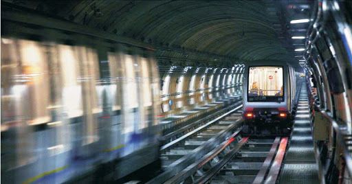 Guasto (non segnalato) all'ascensore della metro, padre prende le scale mobili portando in braccio la figlia disabile (VIDEO)