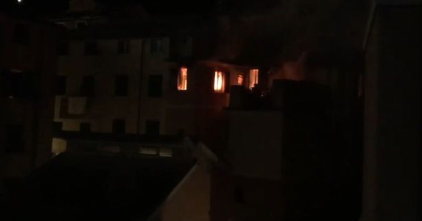 Voltri a fuoco un appartamento nella notte, evacuata una palazzina di tre piani (Video) Voltri a fuoco un appartamento nella notte, evacuata una palazzina di tre piani (Video)