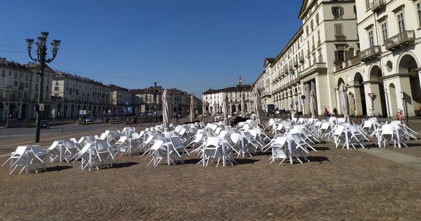 Dehors deserti e clienti in coda: Torino si ritrova arancione e spera in un marzo clemente [FOTO E VIDEO]