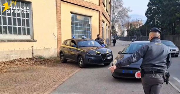 Varese, trovato in auto con una pistola pronta all'uso: pregiudicato arrestato dalla Guardia di Finanza