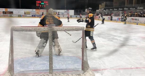 HOCKEY. Porte chiuse, cuore grande: il Varese vince ancora e vede la semifinale, i tifosi dei Mastini urlano di gioia nel silenzio HOCKEY. Porte chiuse, cuore grande: il Varese vince ancora e vede la semifinale, i tifosi dei Mastini urlano di gioia nel silenzio