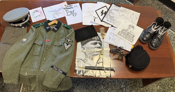Propaganda neofascista, due minorenni di Genova perquisiti: trovati materiali delle SS e inneggianti al Duce