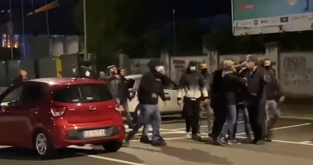 Toro travolto a La Spezia e contestato al suo ritorno: tensione e cariche della Polizia fuori dall'Olimpico