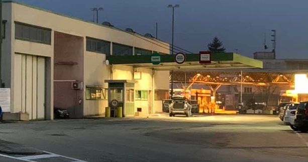 Cessato l'allarme bomba al Gaggiolo: sull'auto sospetta nessun esplosivo. L'uomo alla guida denunciato e portato in ospedale Cessato l'allarme bomba al Gaggiolo: sull'auto sospetta nessun esplosivo. L'uomo alla guida denunciato e portato in ospedale