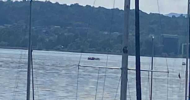 VIDEO - La barca della tragedia recuperata dalle acque, in mezzo ai turisti di un giorno &quot;normale&quot;