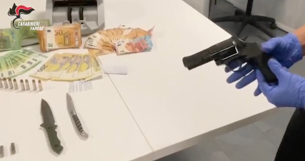 VIDEO. Droga e rivoltella, tre arresti a Casciago: nei guai una giovane coppia e la "suocera" VIDEO. Droga e rivoltella, tre arresti a Casciago: nei guai una giovane coppia e la "suocera"