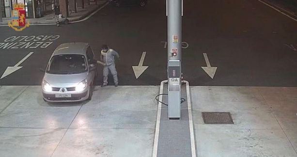 Sei colpi a mano armata in pochi giorni. La polizia cattura il rapinatore seriale delle autostrade Sei colpi a mano armata in pochi giorni. La polizia cattura il rapinatore seriale delle autostrade