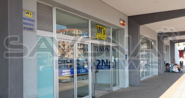 Aggressione all'In's di Savona: sorpreso a rubare ferisce con un coltello l’addetto alla sorveglianza