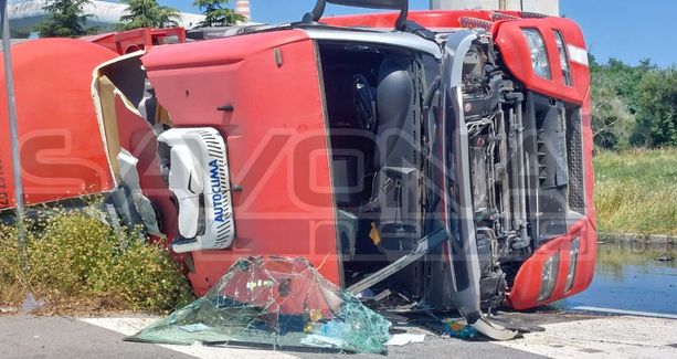 Vado Ligure, autocisterna si ribalta e sparge liquido sulla carreggiata: traffico deviato (FOTO e VIDEO) Vado Ligure, autocisterna si ribalta e sparge liquido sulla carreggiata: traffico deviato (FOTO e VIDEO)