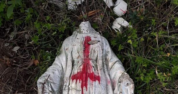 Madonna decapitata e sfregiata con una croce rovesciata: ritrovamento shock a Loano (FOTO) Madonna decapitata e sfregiata con una croce rovesciata: ritrovamento shock a Loano (FOTO)