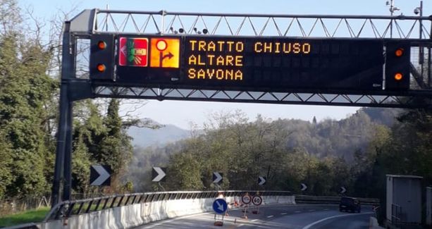 Drammatico incidente in un cantiere sulla A6: morto un operaio, chiuso il tratto autostradale Drammatico incidente in un cantiere sulla A6: morto un operaio, chiuso il tratto autostradale