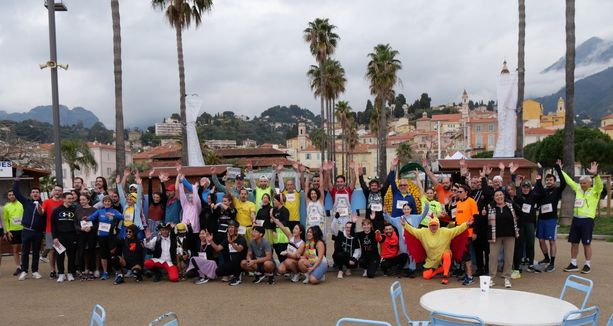 Citron Givré, 69 concorrenti ai nastri di partenza della corsa in maschera di Mentone a scopo benefico Citron Givré, 69 concorrenti ai nastri di partenza della corsa in maschera di Mentone a scopo benefico