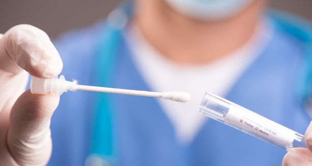 Il farmacista Alberto Fiora è stato interrogato dal GIP di Asti su tamponi e vaccini mai effettuati