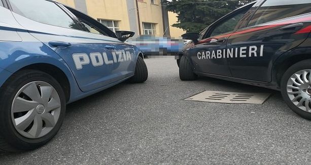«Ti faccio esplodere la faccia». Marito violento arrestato per maltrattamenti alla moglie e ai figli piccoli