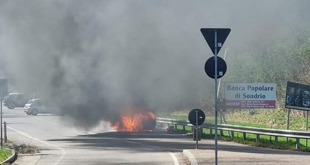 Auto avvolta dalle fiamme, momenti di paura al Gaggiolo