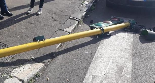 Il semaforo si spezza e cade sull’auto: Merlini e Beltrame interrogano il Municipio di Locarno Il semaforo si spezza e cade sull’auto: Merlini e Beltrame interrogano il Municipio di Locarno