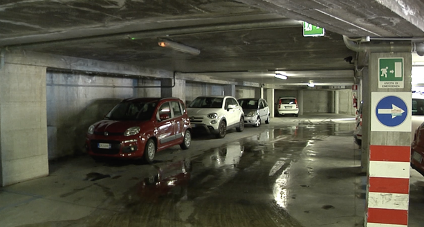 Imperia, parcheggio dell’ex Consorzio agrario. Una utente: “A piedi nudi per raggiungere le auto” (video)