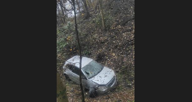 FOTO. Perde il controllo dell'auto e finisce nella scarpata: paura in via Molinetto a Varese