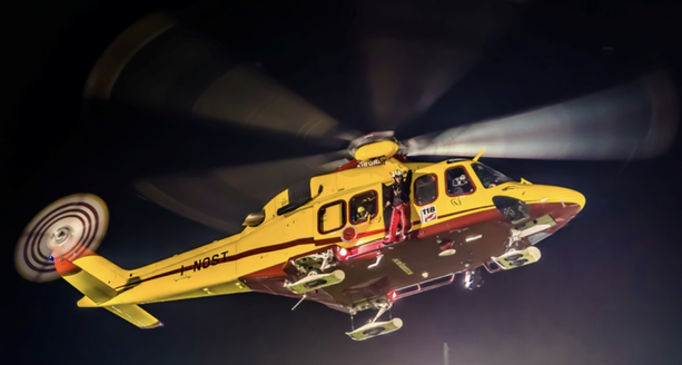 Auto fuori strada nella notte: gravi quattro ragazzi nel Milanese