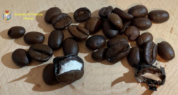 La cocaina era nascosta nei chicchi di caffè. Il trucco scoperto dalla Guardia di Finanza di Malpensa