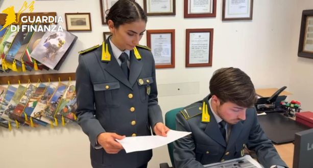 Frodi fiscali, riciclaggio e metodo mafioso: la Guardia di Finanza di Varese arresta 11 persone Frodi fiscali, riciclaggio e metodo mafioso: la Guardia di Finanza di Varese arresta 11 persone