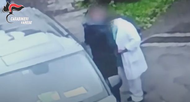 Corruzione all’obitorio di Saronno, il tariffario: 50 euro per vestire o radare una salma Corruzione all’obitorio di Saronno, il tariffario: 50 euro per vestire o radare una salma