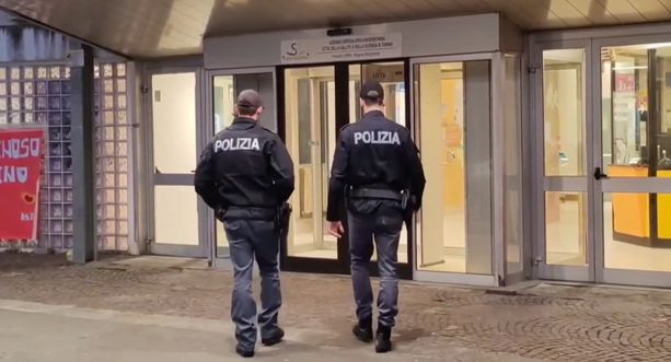 Neonata portata in Italia dentro una borsa per essere venduta: "La bimba sta bene, si trova con una famiglia affidataria" [VIDEO]