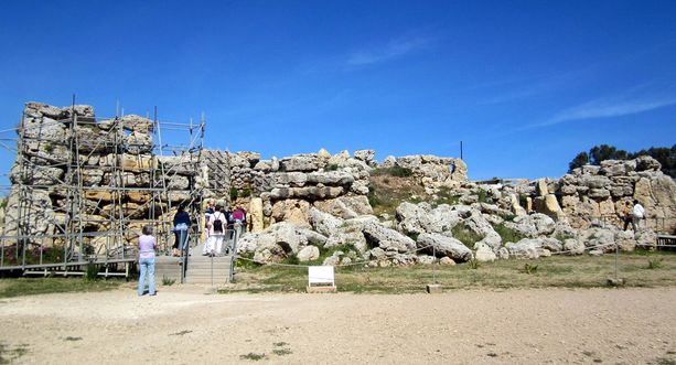 In gita a Malta sfregia un monumento Unesco causando danni irreparabili: 18enne della provincia di Varese condannato a 2 anni In gita a Malta sfregia un monumento Unesco causando danni irreparabili: 18enne della provincia di Varese condannato a 2 anni
