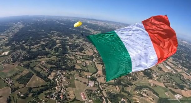 Asti come non l'hai mai vista: video dell'eccezionale lancio con enorme tricolore [VIDEO]