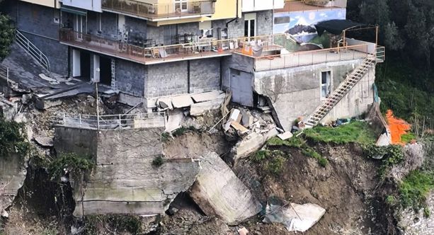 Frana in via Napoli, al via il monitoraggio sul palazzo evacuato: attesi i fessurimetri