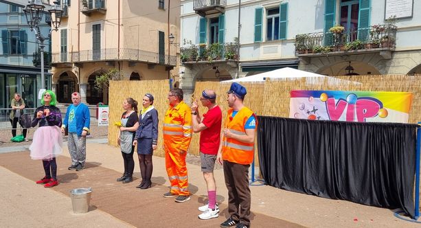 Il sorriso ritorna in piazza Facta con le gag dei nasi rossi