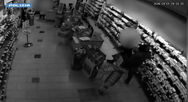 Con un grosso coltello rapina una farmacia e poi tenta un altro colpo: fermato dalla Polizia