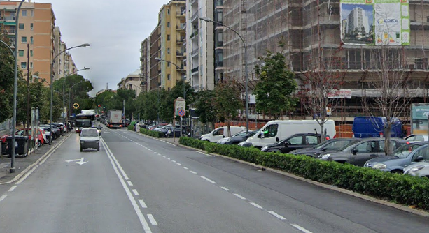 Savona, aggredita a calci e sputi in corso Tardy e Benech, interviene una passante che l'aiuta