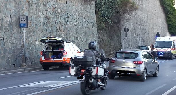 Scontro camper-moto ad Albissola: centauro in codice rosso al Santa Corona