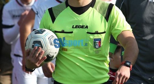 Calcio. Svolta nella lotta alla violenza sugli arbitri, per gli aggressori si potranno aprire le porte del carcere Calcio. Svolta nella lotta alla violenza sugli arbitri, per gli aggressori si potranno aprire le porte del carcere
