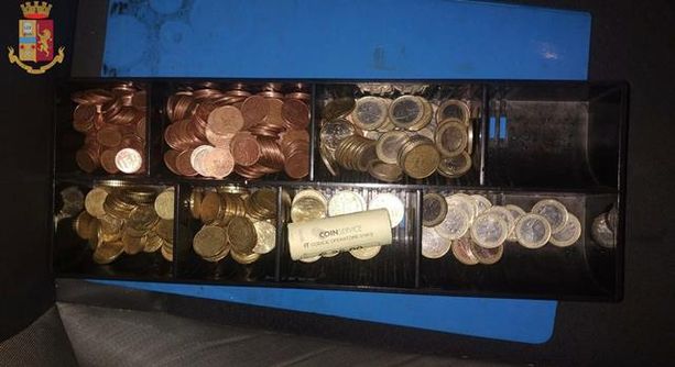 Spaccata nella notte in via Nizza: la polizia arresta il ladro che si nasconde tra le auto